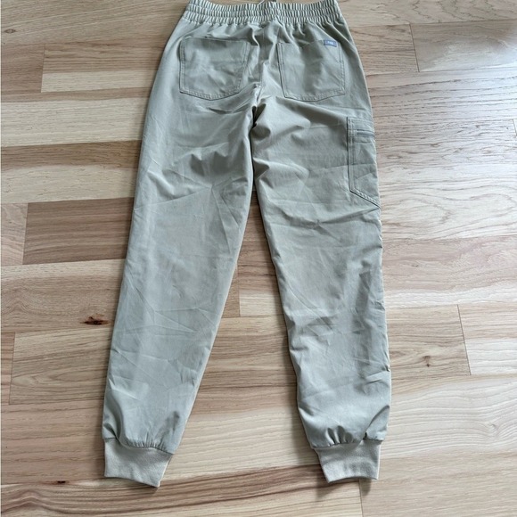 Figs Zamora High Waisted FIONLITE Lined Tan Jogger Scrub Pants size XS - Picture 10 of 16